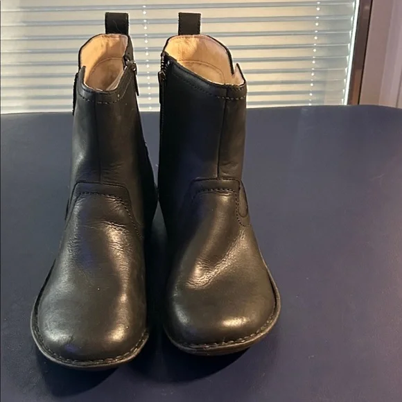 Women’s new UGG Black Leather ANKLE Boots. SIZE 10 - Picture 2 of 8